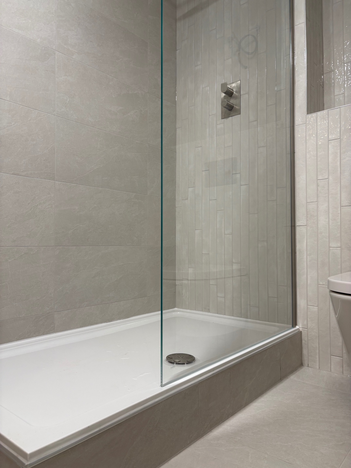 Walk-in shower - Mint Plumbing And Bathrooms