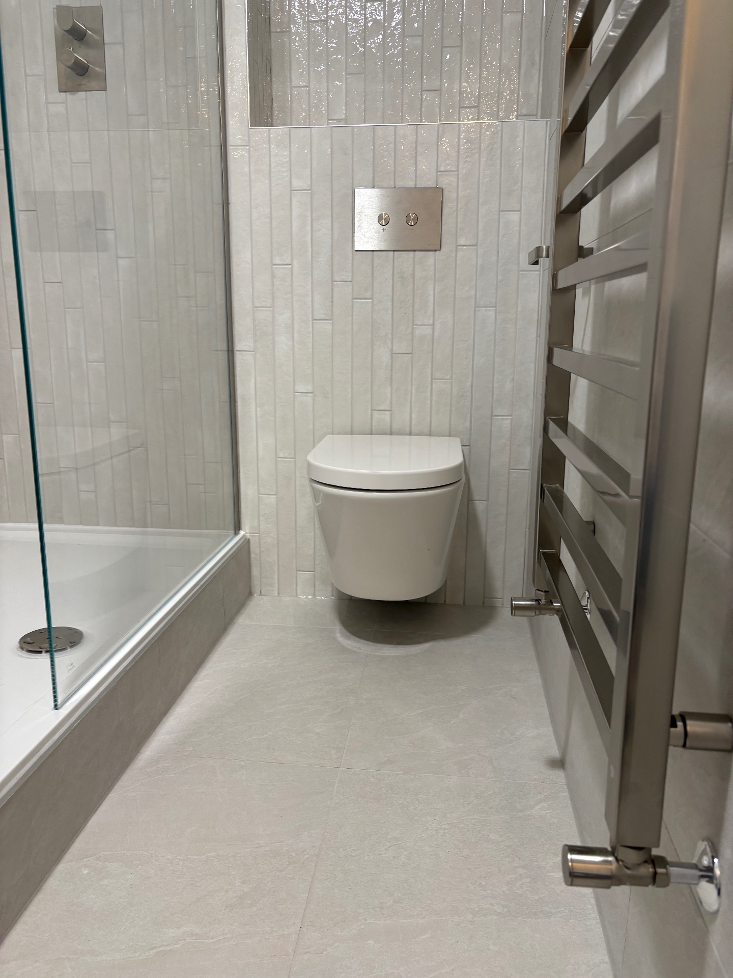 Walk-in shower - Mint Plumbing And Bathrooms