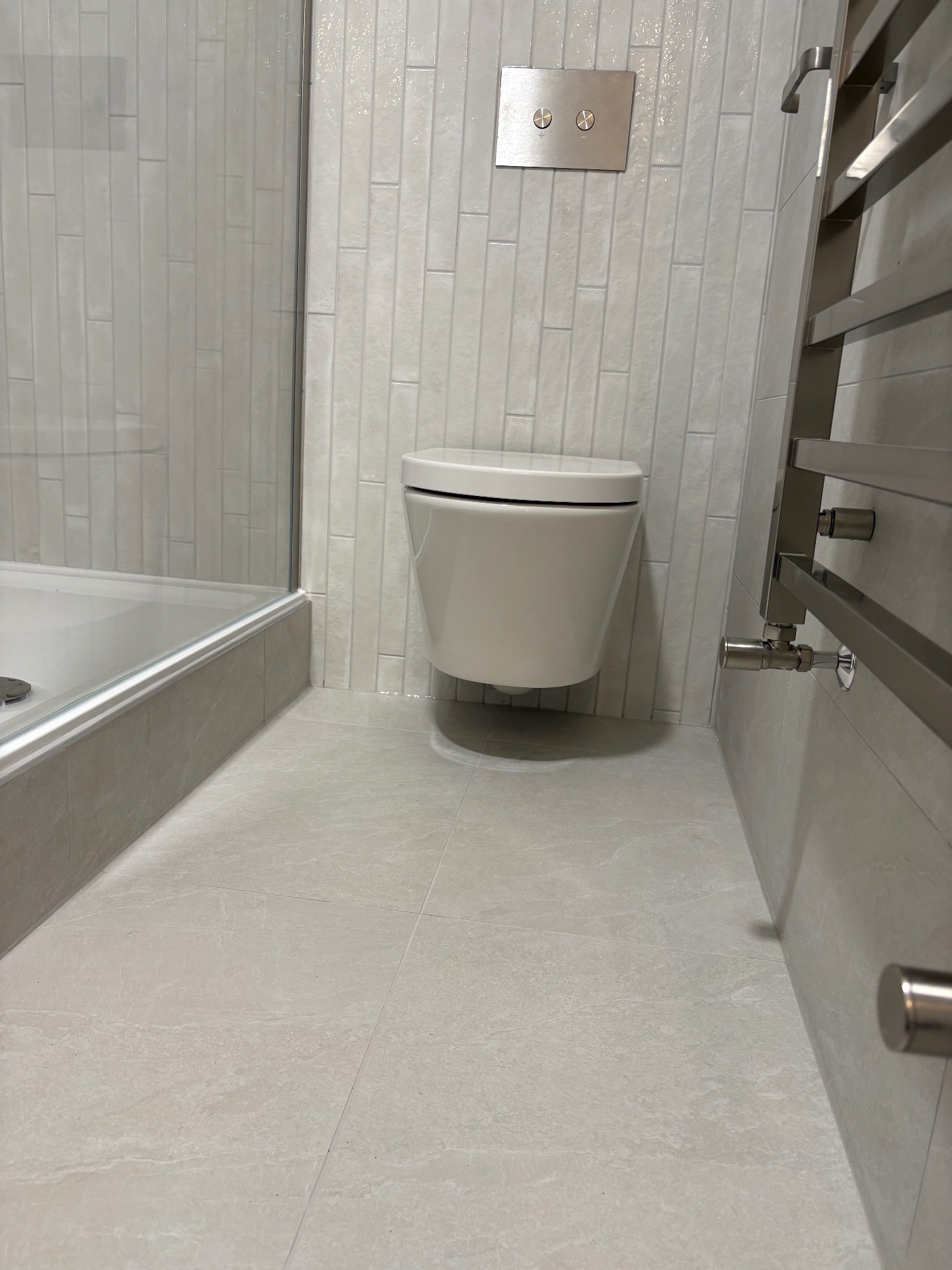 Walk-in shower - Mint Plumbing And Bathrooms