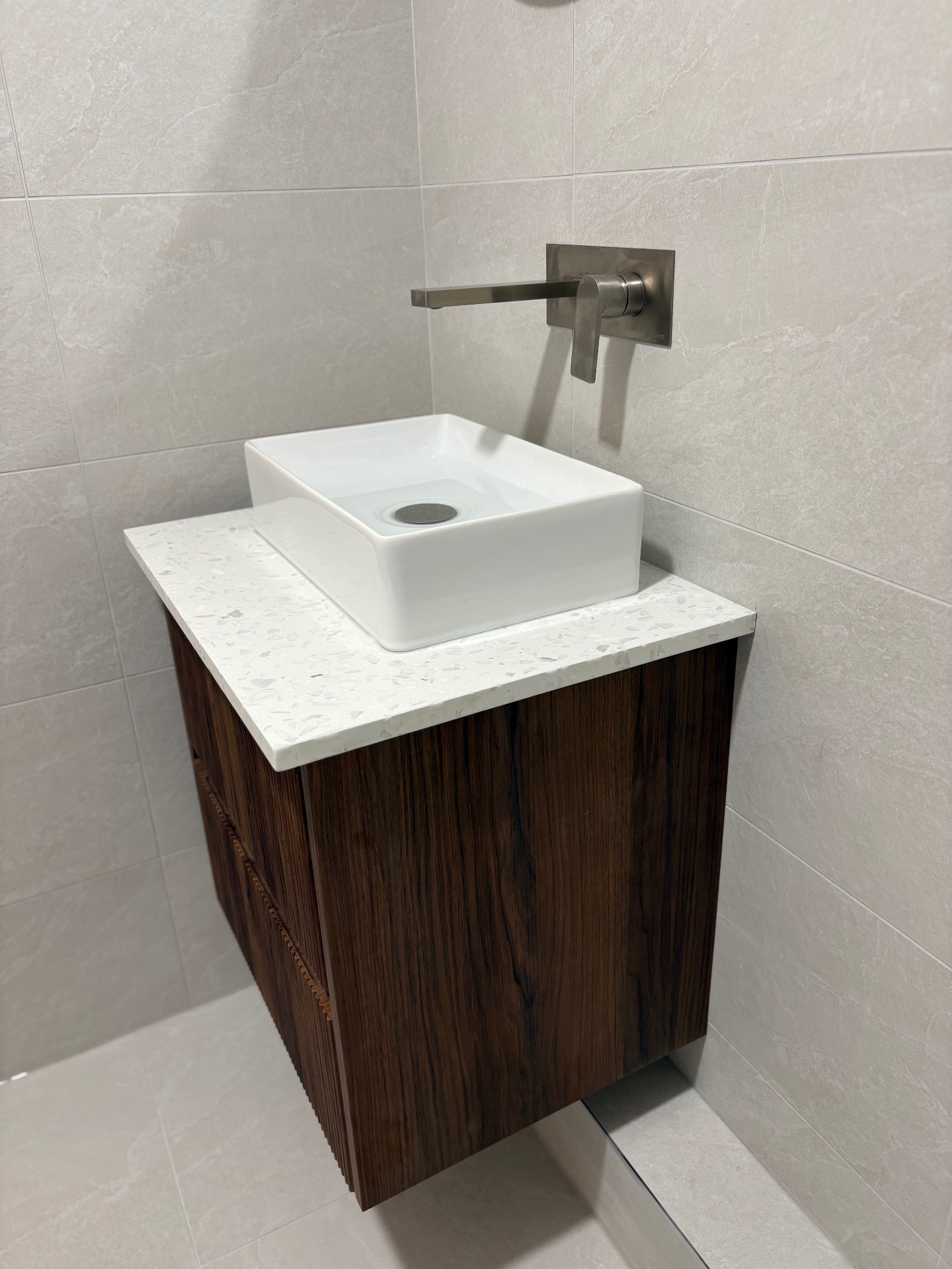 Walk-in shower - Mint Plumbing And Bathrooms